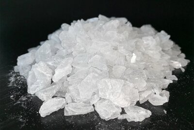 Crystal Meth und Kokain im Wert von knapp 90.000 Euro: Mutmaßlicher Drogenhändler in Chemnitz vor Gericht - Der Angeklagte soll mit Crystal Meth (im Bild) sowie Kokain gehandelt haben.