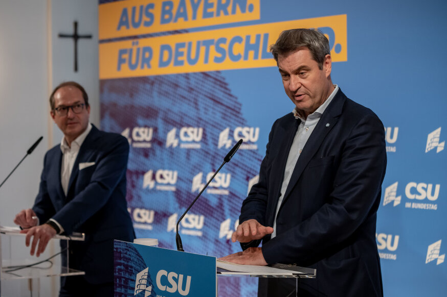 CSU-Chef Markus Söder: Beste Chancen auf Kanzleramt hat Olaf Scholz - arkus Soeder, CSU-Vorsitzender und Ministerpräsident von Bayern spricht neben Alexander Dobrindt, CSU-Landesgruppenchef, nach der Sitzung der CSU Landesgruppe im neugewählten Bundestag.