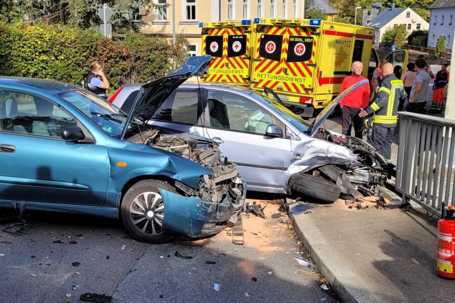 Cunersdorf: Vier leicht Verletzte nach Karambolage auf Kreuzung - Ein schwerer Crash. Zwei Pkw sind am Dienstagmittag auf der Kreuzung in Cunersdorf miteinander kollidiert.