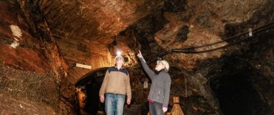 Cunersdorfer Stolln empfängt wieder Besucher - Sylvia Fiedler (r.), die langjährige Besucherbergwerksleiterin, und Bergwerksführer Günther Wrusch freuen sich, endlich wieder Besucher empfangen zu können. 