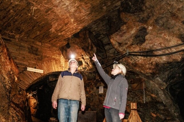 Cunersdorfer Stolln empfängt wieder Besucher - Sylvia Fiedler (r.), die langjährige Besucherbergwerksleiterin, und Bergwerksführer Günther Wrusch freuen sich, endlich wieder Besucher empfangen zu können. 