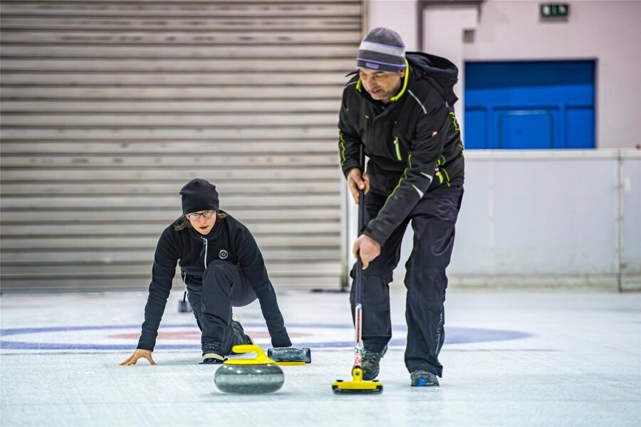 Curling kommt ins Erzgebirge: Im Icehouse Aue wird zum ersten Mal ein Wettbewerb ausgetragen - Florian Panhans hat ein Team um sich geschart, das immer Samstagabend im Icehouse trainiert. Dort wurde die Eisfläche beim Aufeisen schon so präpariert, das sie das Curling-Spielfeld ergibt.