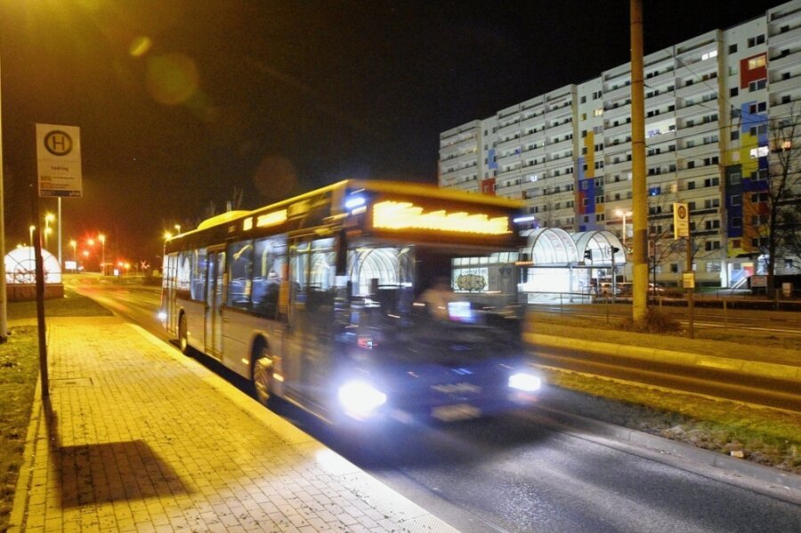 Wer am Abend auf Bus und Bahn angewiesen ist, wird sich umstellen müssen. Die Busse und Bahnen der Chemnitzer Verkehrs-AG sind ab kommender Woche ab 18.45 Uhr nur noch alle 30 Minuten unterwegs. 
