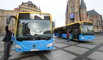 CVAG kauft vier neue Mercedes-Busse - CVAG-Fahrer Olaf Meyer nimmt am Theaterplatz in Chemnitz die neuen Busse in Augenschein.