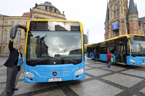 CVAG kauft vier neue Mercedes-Busse - CVAG-Fahrer Olaf Meyer nimmt am Theaterplatz in Chemnitz die neuen Busse in Augenschein.
