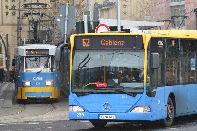 CVAG lässt Busse und Bahnen zwei Wochen lang seltener fahren - Es war die größte Umgestaltung im Chemnitzer Nahverkehr seit Jahren: Anfang Dezember 2017 nahm die Chemnitzer Verkehrs AG ein neues Liniennetz inBetrieb. Wie das bei den Nutzern von Bus und Bahn ankommt und wo diese Nachbesserungen erwarten, zeigen die Ergebnisse einer Umfrage.