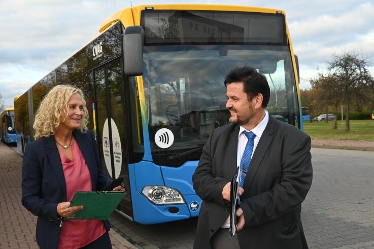 CVAG stellt Bus-Flotte um auf umweltfreundliche Antriebe - Millionen für eine bessere Umweltbilanz: Staatssekretärin Ines Fröhlich überbrachte CVAG-Chef Jens Meiwald die Fördermittelbescheide. 