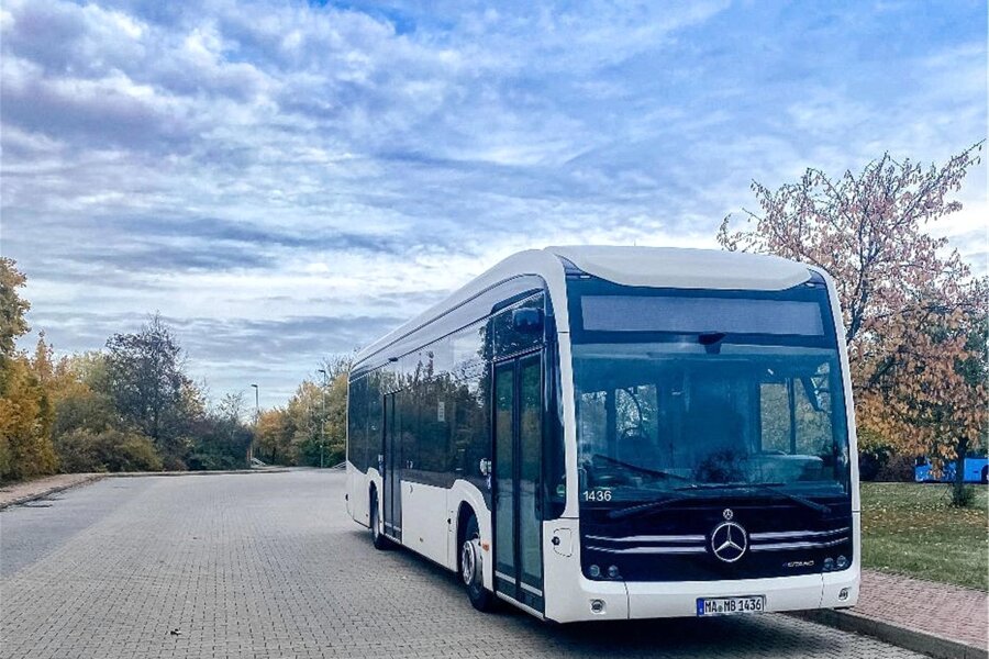 CVAG testet dritten Elektrobus in Chemnitz - Das Design des eCitaro-Modells von Mercedes Benz hebt sich vom blau-gelben Design der Dieselbusse ab.