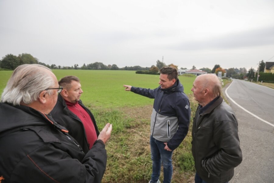Der Wittgensdorfer Ortschaftsrat sieht Pläne für ein Gewerbegebiet kritisch. Das Foto vom Oktober zeigt die Räte Rainer Pilz, Kai Tietze, Jens Schubert und Bernd Welzel (von links) am Ort der Planungen. 