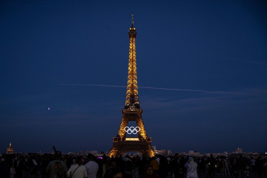 Cyberattacken und Fake News: Olympia in Paris im Fadenkreuz - Die olympischen Ringe sind auf dem Eiffelturm in Paris zu sehen.