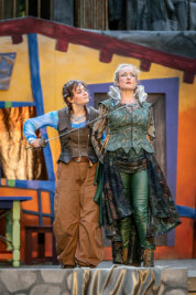 Rivalinnen: D'Artagnan (Lisanne Hirzel, links) und Lady de Winter (Ulrike Euen) im Sommertheater-Stück "Die drei Musketiere".