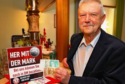 D-Mark klingelt noch immer in Kassen der Werdauer Händler - Bei Michael Jubelt im "Hotel Friesen" in Werdau kann weiterhin mit D-Mark bezahlt werden.