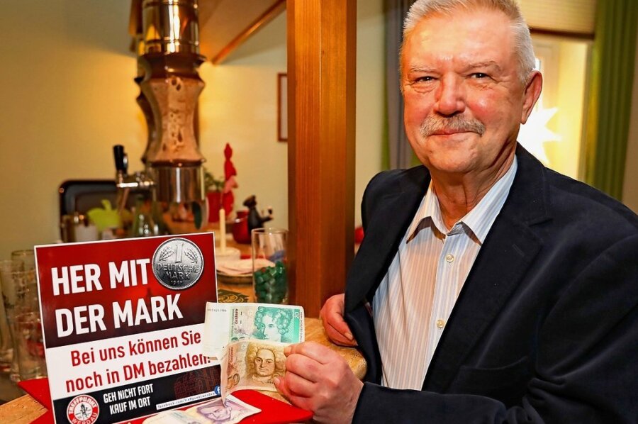 Bei Michael Jubelt im "Hotel Friesen" in Werdau kann weiterhin mit D-Mark bezahlt werden.