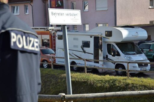 "Döner-Morde": Verbindung zu Fall Mannichl wird geprüft - Der Polizistinnenmord in Heilbronn und die "Dönerbuden-Morde" hängen zusammen. Jetzt gehen die Ermittler der Frage nach, ob die mutmaßlichen Täter hinter weiteren Anschlägen stehen. Das Archivfoto zeigt das ausgebrannte Wohnmobil in Eisenach, in dem die Leichen von zwei der drei mutmaßlichen Täter gefunden wurden.