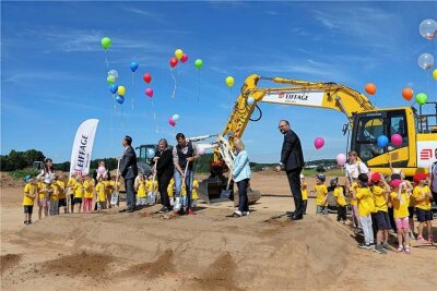 Da kommt selbst der Kultusminister: Millionenprojekt im Erzgebirge gestartet - Luftballons und Sonnschein zum ersten Spatenstich für die neue Grundschule in Neukirchen.