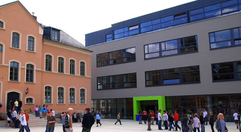 Da macht Schule garantiert Spaß - 
              <p class="artikelinhalt">Traditionelles trifft Moderne. Der neue Schulhof im Angesicht zeitgenössischer Schul-Architektur. </p>
            