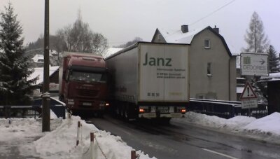 Lastwagen auf der Brücke in Schwarzenberg-Wildenau
