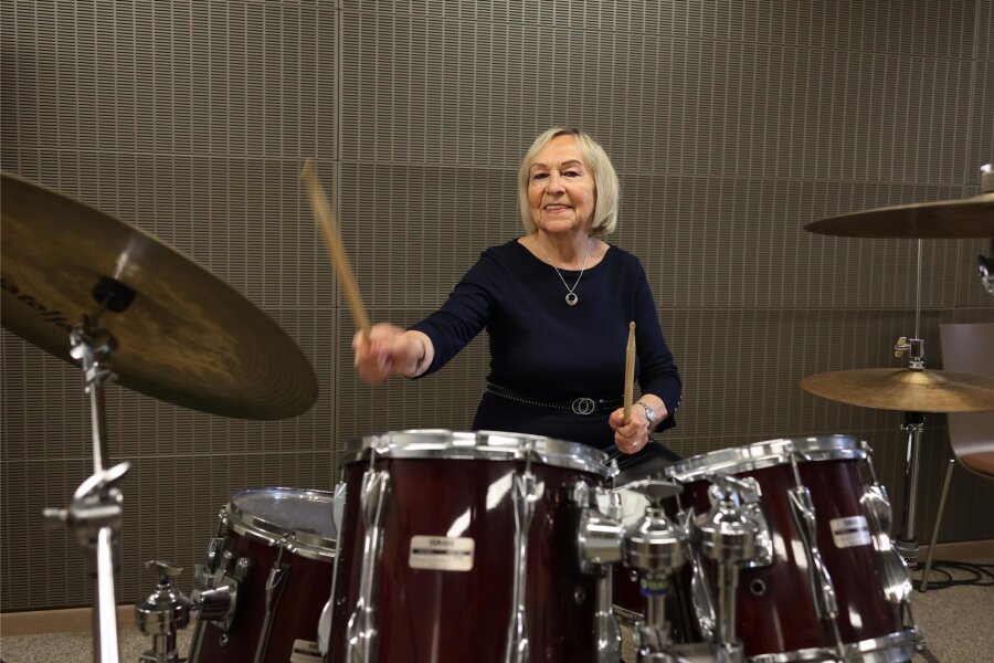 Da staunt sogar ihr Lehrer: 79-jährige Zwickauerin brennt fürs Schlagzeug - Dass es ihr riesigen Spaß macht, sieht man: Schlagzeugerin Heidemarie Binotsch.