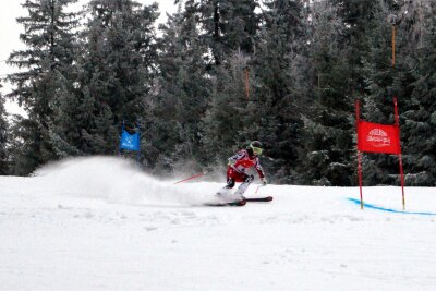 Da stiebt der Schnee: Wettkämpfe in Slalom und Riesenslalom am Erlbacher Kegelberg - Das 41. Kegelbergrennen im Riesenslalom fand am Samstag auf der Vogtlandpiste in Erlbach statt.