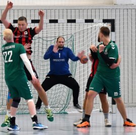 "Da war für uns mehr drin" - Die Mittweidaer Bezirksliga Handballer, hier mit Torwart Erik Scheffler (M.) im Spiel gegen die HSG Freiberg III, haben ihre zweite Saisonniederlage einstecken müssen. Nun wartet am kommenden Wochenende eine Doppelbelastung in den Pokalwettbewerben. 