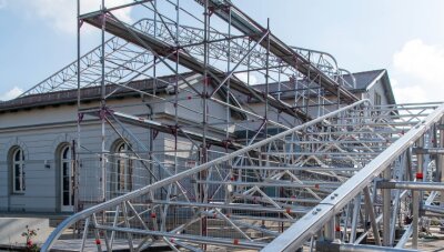 Dach defekt - langer Kampf in Erlau - Bereits im November wurde am Erlauer Generationenbahnhof ein rollbares Schutzdach errichtet. Es wird für die Reparatur des defekten Flachdachs über dem Mittelteil gebraucht. 
