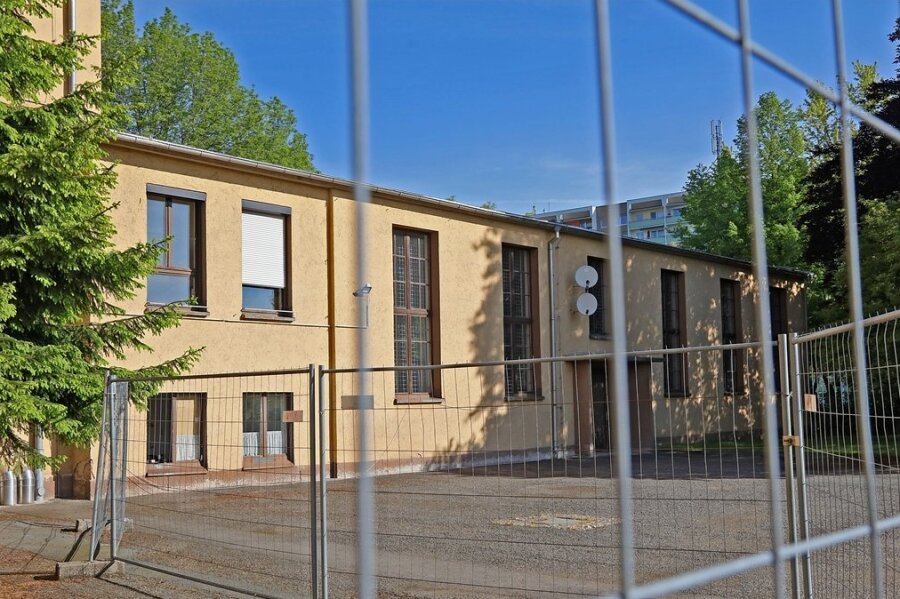 Dach instabil: Sporthalle der Sprachheilschule "Anne Frank" in Zwickau geschlossen - Schon am 31. März hat die Stadt verfügt, dass die Turnhalle nicht mehr genutzt werden darf. Erst jetzt haben Vereine davon erfahren. 