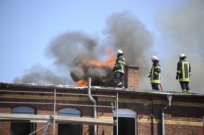 Dach von Firmengebäude in Flammen - 