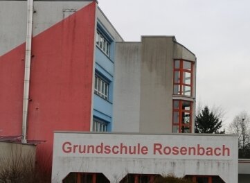 Dachdecker können auf Schule loslegen - Das Dach der Rosenbacher Schule wird saniert. 
