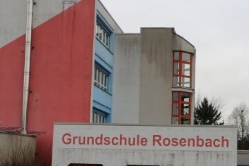 Das Dach der Rosenbacher Schule wird saniert. 