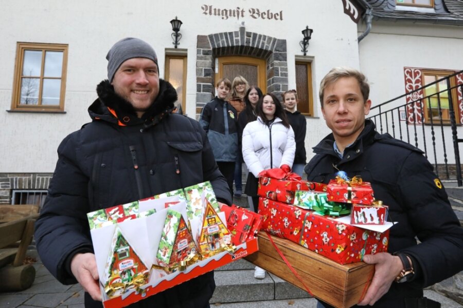 Jens Hofmann (links) und Mario Anders steigen beruflich anderen aufs Dach. Zum zweiten Mal bringen sie den Bewohnern der Kinderarche Lichtenstein Geschenke zum Fest vorbei. 