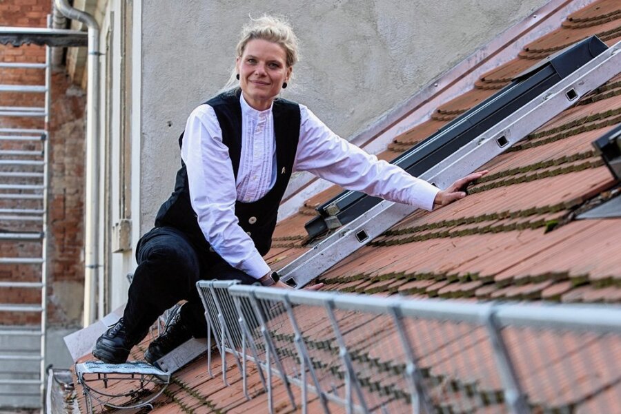 Dachdeckerlehrling, 40, weiblich: Plauenerin erfüllt sich nach dem Tod ihrer Mutter einen großen Traum - Höhenangst ist ihr fremd: Dachdecker-Lehrling Karoline Gieschke.