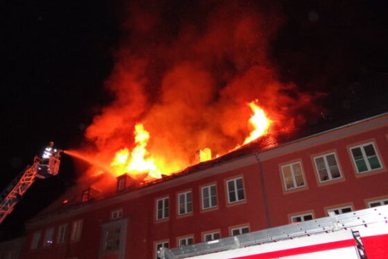 Dachgeschoss-Feuer: Polizei geht von Brandstiftung aus - Ein Großbrand hatte am 1. Oktober ein Dachgeschoss in Oelsnitz zerstört.