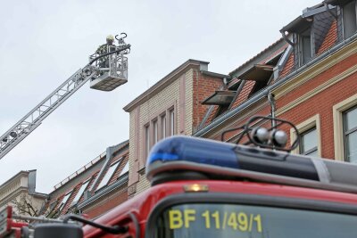Dachgeschoss in Mehrfamilienhaus brennt - 