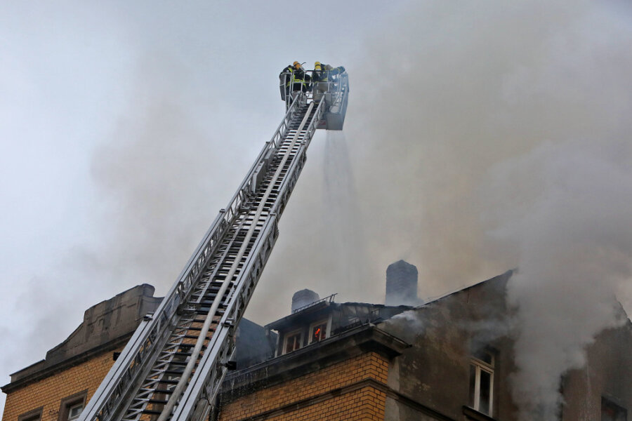 Beim Eintreffen der Feuerwehr stand das Dachgeschoss bereits in Flammen