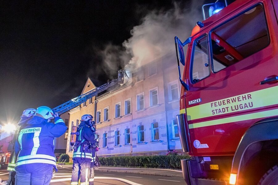 Dachgeschoss-Wohnung in Lugau brennt komplett aus - 66 Feuerwehrleute waren in der Nacht zu Donnerstag im Einsatz. Die Flockenstraße war stundenlang gesperrt.
