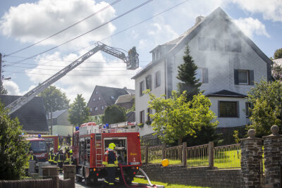 Dachgeschosswohnung in Hilmersdorf steht in Flammen - 
