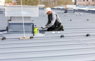 Dachschaden behoben: Reparaturarbeiten sollen Einheit-Arena wasserdicht machen - 
