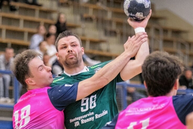 Dachse beißen auf die Zähne - Durchgesetzt: Die HSG um Nico Werner siegte in Jena mit 35:34. Der Kapitän traf siebenmal und kommt insgesamt nun auf 34 Tore. 