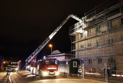Dachstuhl-Brand in Chemnitz: Polizei geht von Brandstiftung aus - Ein Dachstuhl in einem in Sanierung befindlichen, leerstehenden Wohngebäude in der Hans-Sachs-Straße hat am Freitagabend gebrannt.