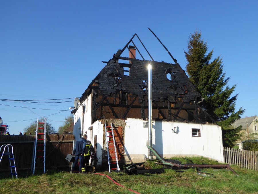 Dachstuhl brennt in Langenchursdorf aus - 