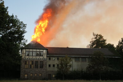 Dachstuhl ehemaliger Schule abgebrannt - Polizei sucht Zeugen - Der Dachstuhl der ehemaligen Schule stand am Freitagabend in Flammen.