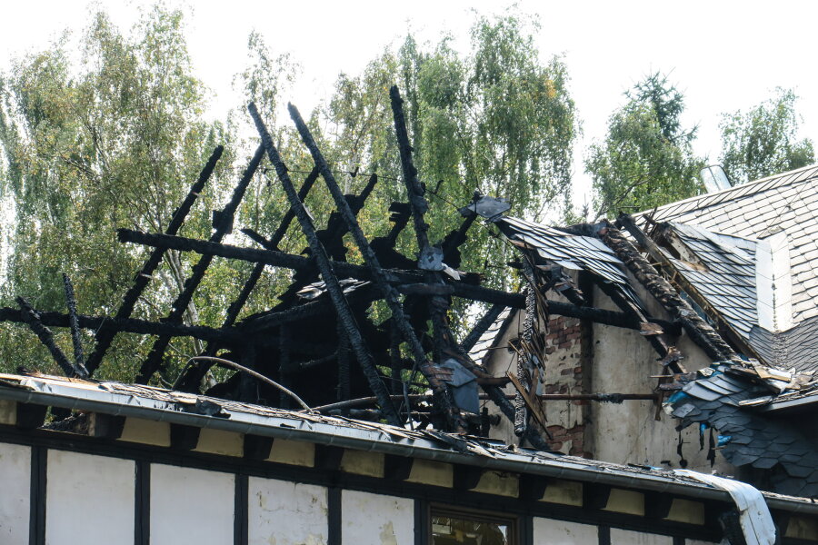 Dachstuhl ehemaliger Schule abgebrannt - Polizei sucht Zeugen - Der mittlere Dachstuhl wurde bei dem Brand in der Heidelsberg-Grundschule komplett zerstört.