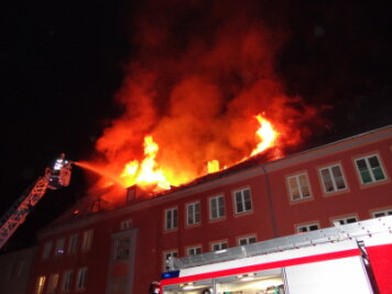 Dachstuhl eines Wohnhauses im vogtländischen Oelsnitz brennt aus - 
