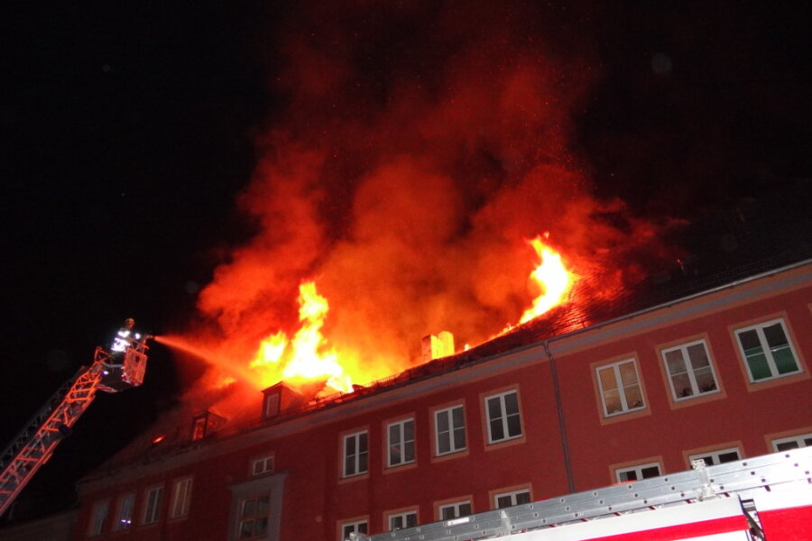 Dachstuhl eines Wohnhauses im vogtländischen Oelsnitz brennt aus - 