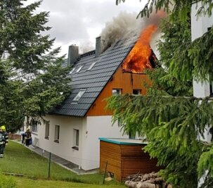 Dachstuhl gerät in Brand - Der Dachstuhl eines Hauses in Ebersdorf brannte. 