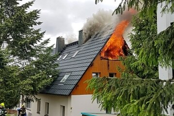 Dachstuhl gerät in Brand - Der Dachstuhl eines Hauses in Ebersdorf brannte. 