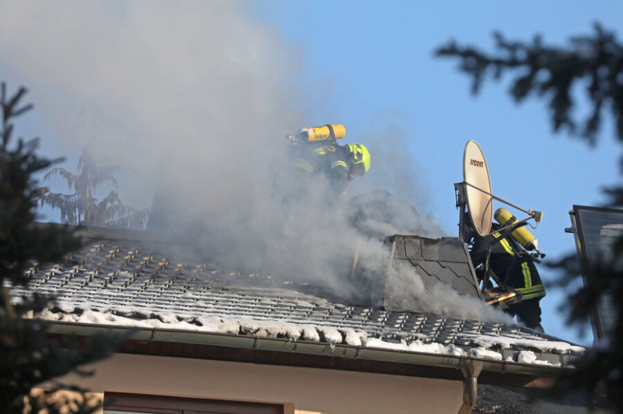 Dachstuhl in Glauchau brennt - Am Sonntagvormittag hat es in einem Einfamilienhaus im Glauchauer Ortsteil Reinholdshain einen Brand gegeben.