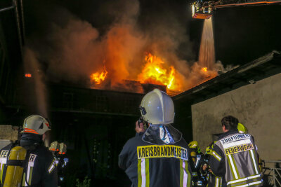 Dachstuhl in Raschau in Flammen - 