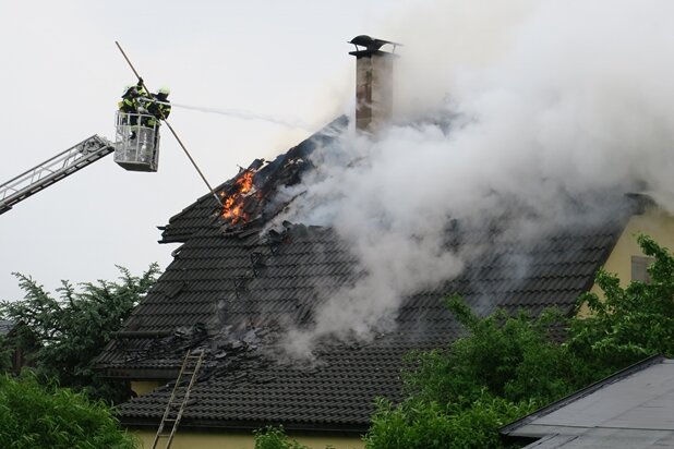 Dachstuhl in Schneeberg in Flammen - 230.000 Euro Schaden - Ein Blitzeinschlag ist ersten Informationen zufolge die Brandursache.