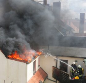 Dachstuhlbrand an der Brückenstraße - Haus unbewohnbar - 